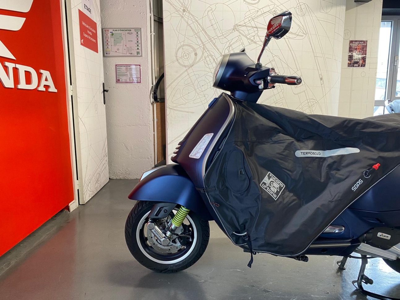PIAGGIO VESPA GTS 125 - 1ERE MAIN 