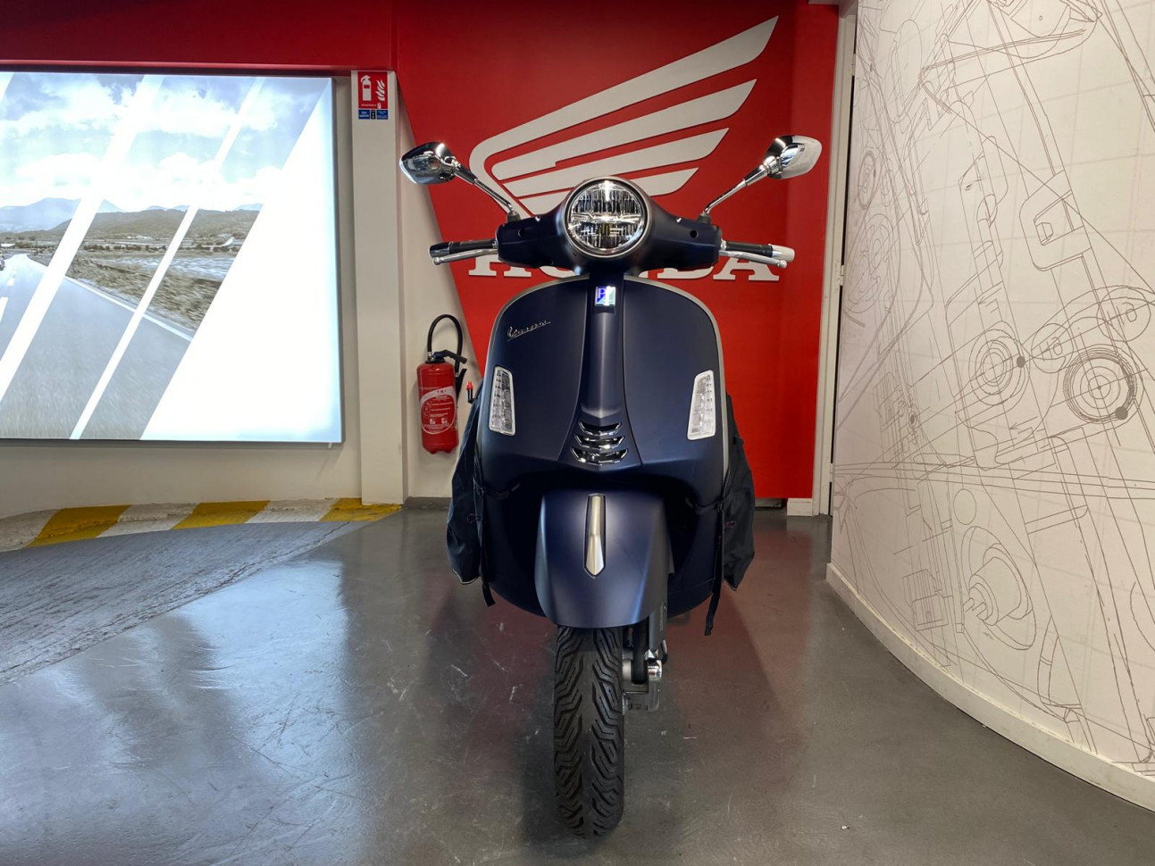 PIAGGIO VESPA GTS 125 - 1ERE MAIN 